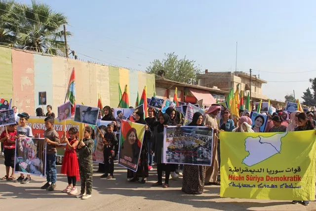 Şêniyên Tirbespiyê meşek li dar xistin û banga serhildanê li gelê Sûriyê kirin