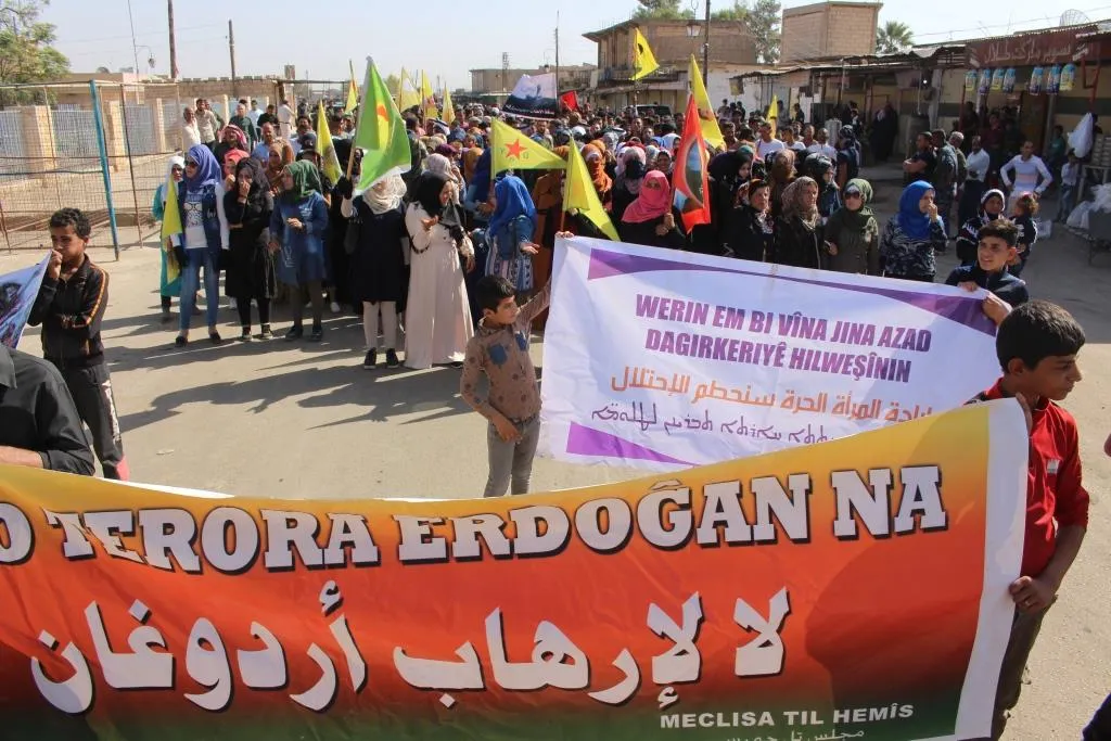 Li Til Hemîsê li dijî gefên Tirkiyê meşa girseyî