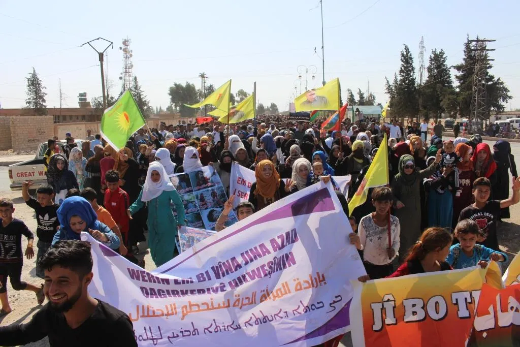 Li Til Hemîsê li dijî gefên Tirkiyê meşa girseyî