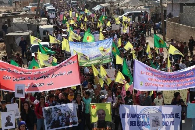 Bi dirûşma "Berxwedana Rûmetê" xwendekarên Efrînê meşek li dar xist