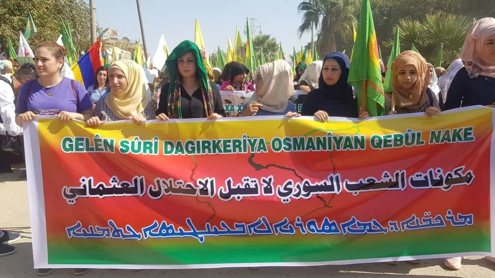 Pêkhateyên Bakurê Sûriyê li Serêkaniyê meşekê li dar dixin