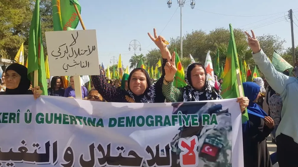Pêkhateyên Bakurê Sûriyê li Serêkaniyê meşekê li dar dixin