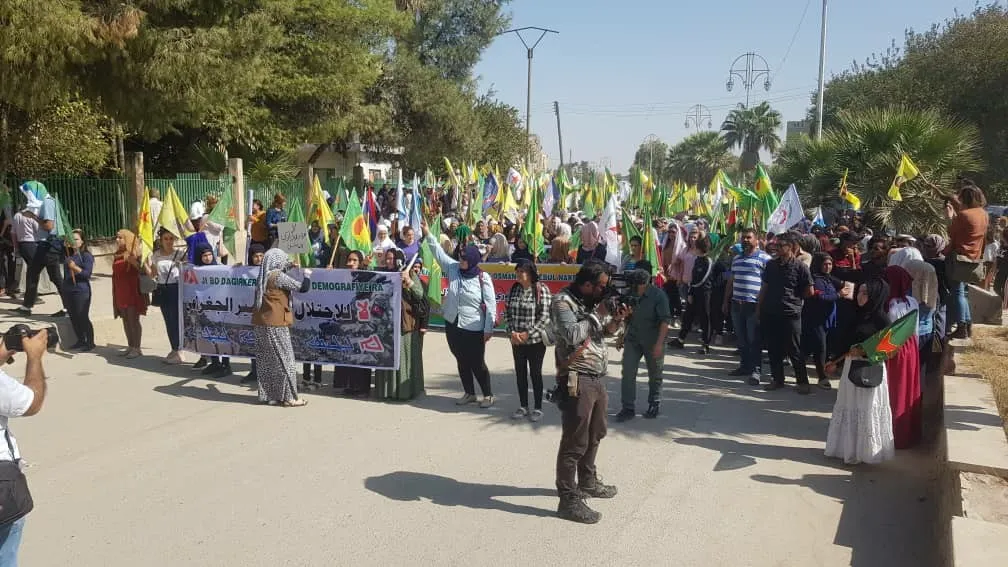 Pêkhateyên Bakurê Sûriyê li Serêkaniyê meşekê li dar dixin
