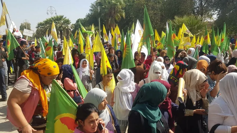 Pêkhateyên Bakurê Sûriyê li Serêkaniyê meşekê li dar dixin