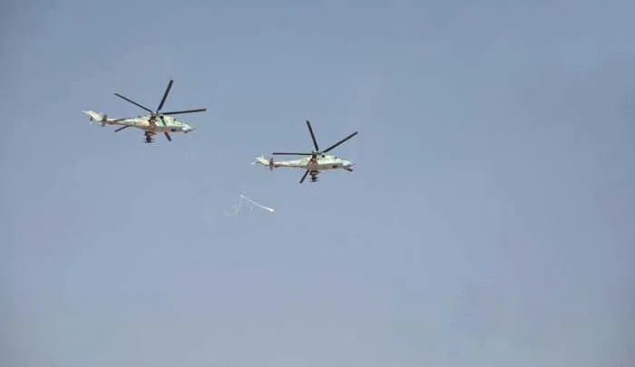 Rejîm bi bermîlan çiyayê El-Ekrad bombebaran kir