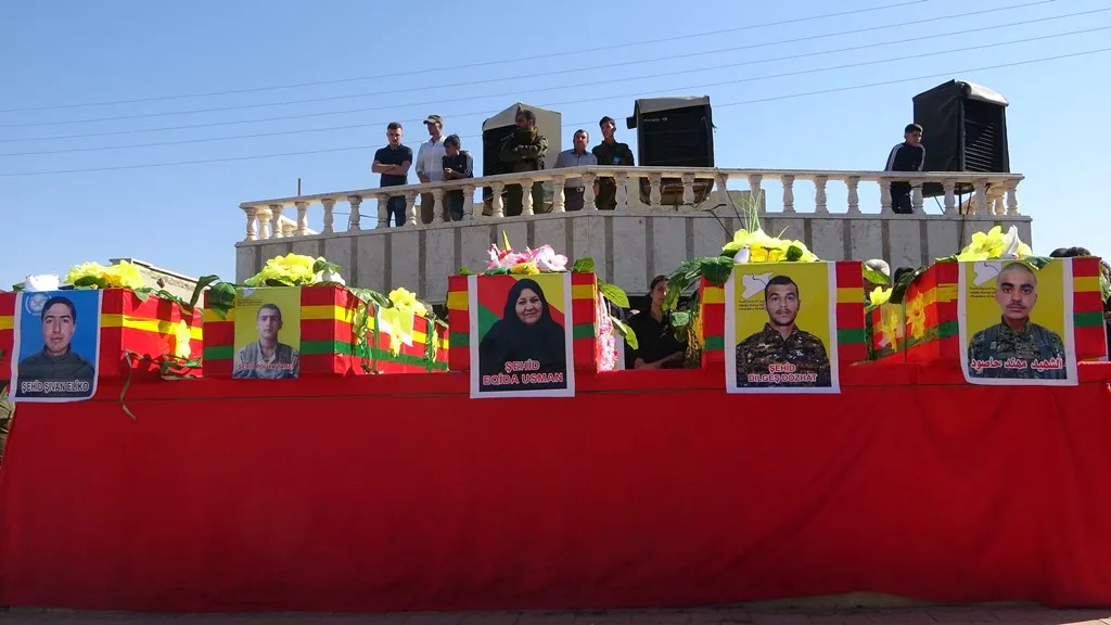 Şêniyên Dêrikê şehîdên Berxwedana Rûmetê oxir kirin