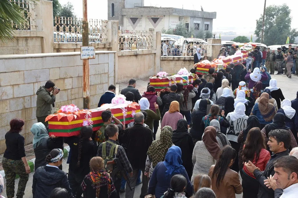 Şêniyên Dêrikê 6 şehîdên Berxwedana Rûmetê oxir kirin