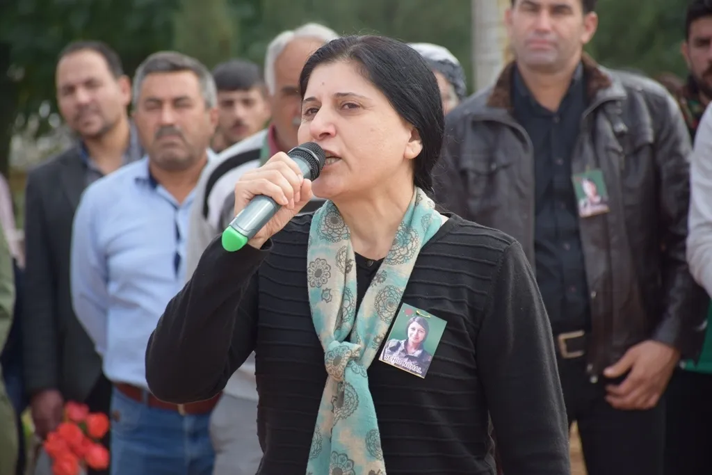 Şêniyên Dêrikê 6 şehîdên Berxwedana Rûmetê oxir kirin