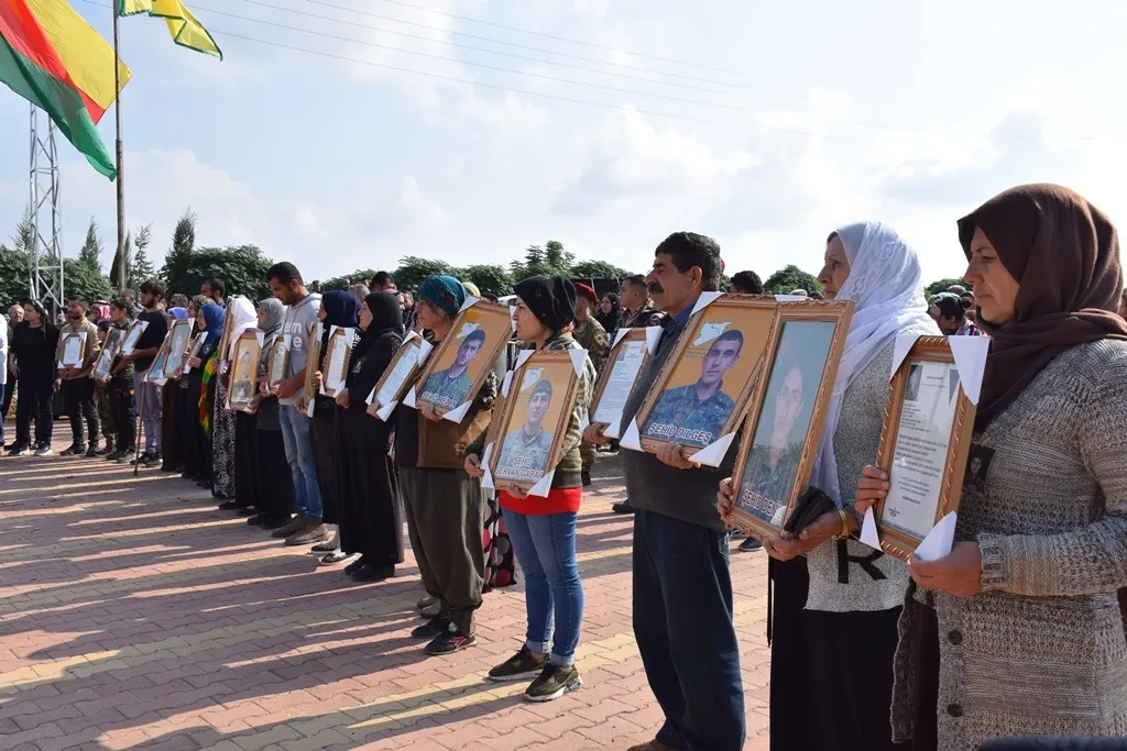 Şêniyên Dêrikê 6 şehîdên Berxwedana Rûmetê oxir kirin
