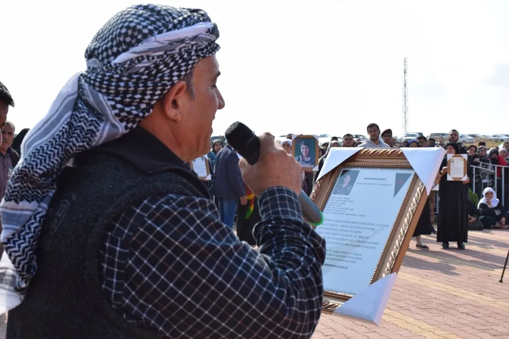 Şêniyên Dêrikê 6 şehîdên Berxwedana Rûmetê oxir kirin