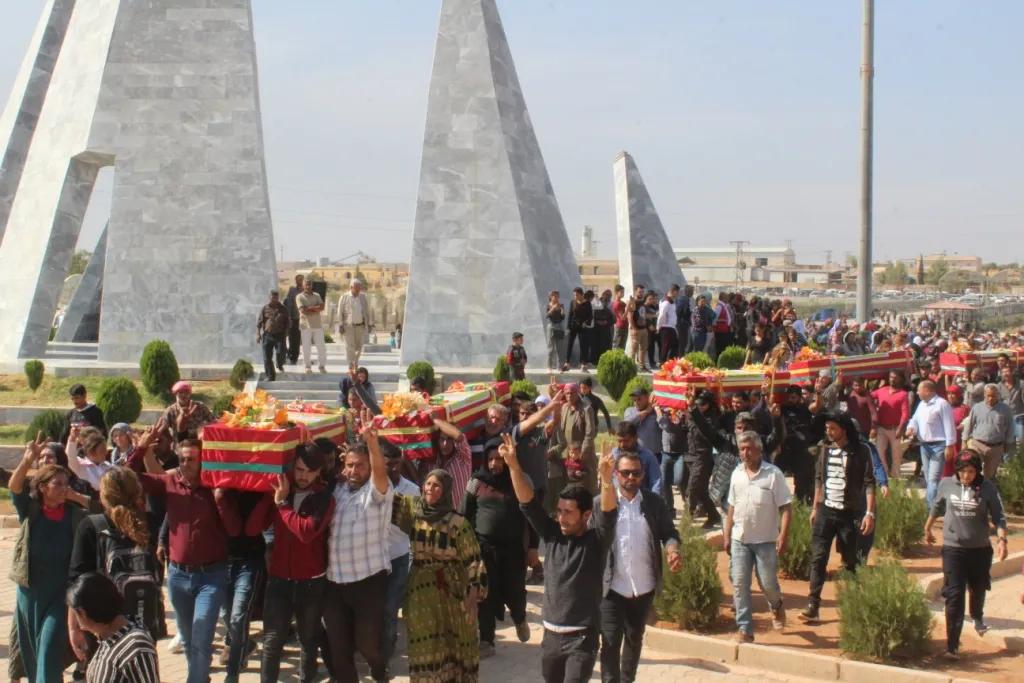 Şêniyên Kobanê 8 şehîdên Berxwedana Rûmetê oxir kirin
