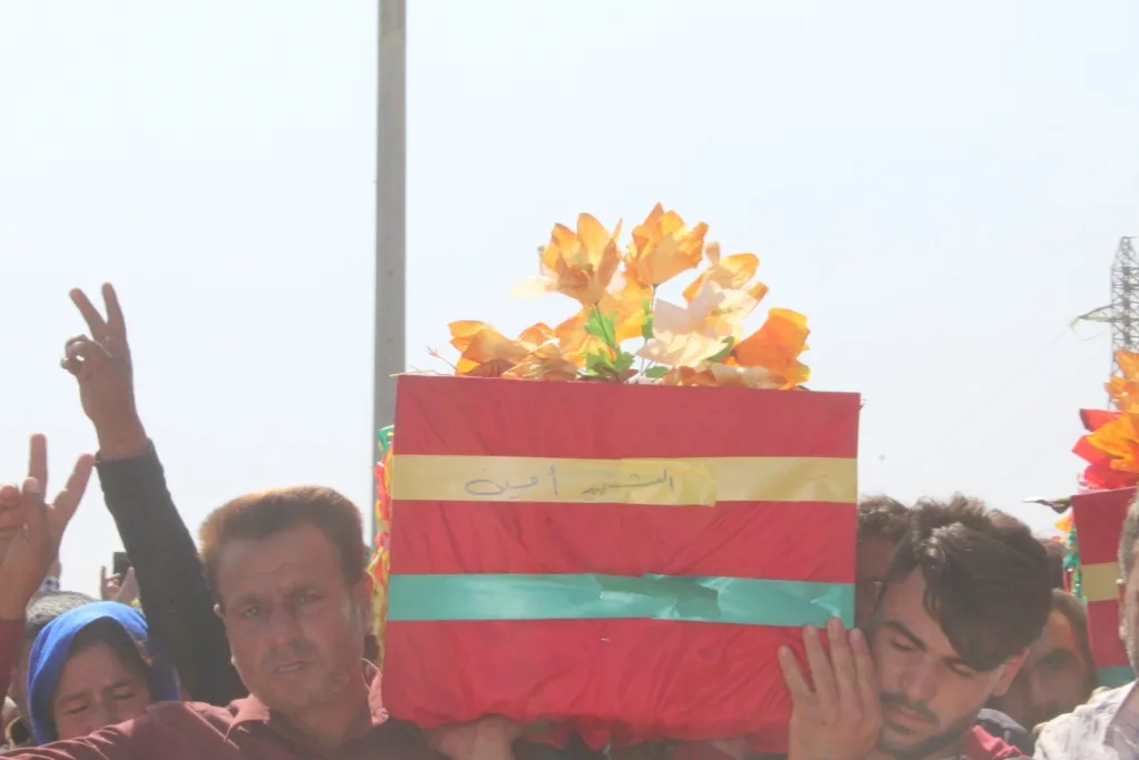 Şêniyên Kobanê 8 şehîdên Berxwedana Rûmetê oxir kirin