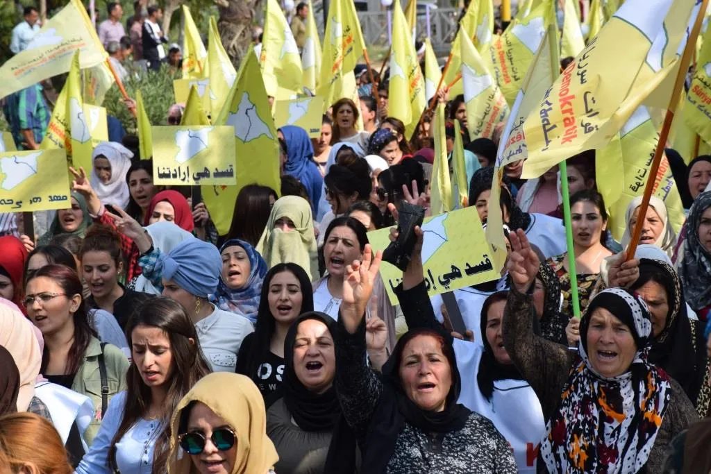 Şêniyên Serêkaniyê li pêşiya NY`yê çalakiyekê lidar dixin