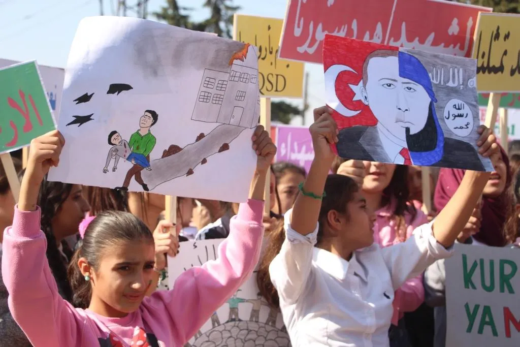 Xwendekarên Qamişlo, şêniyên Til Hemîsê û rûspiyên Ereb li dijî dagirkeriyê meşiyan