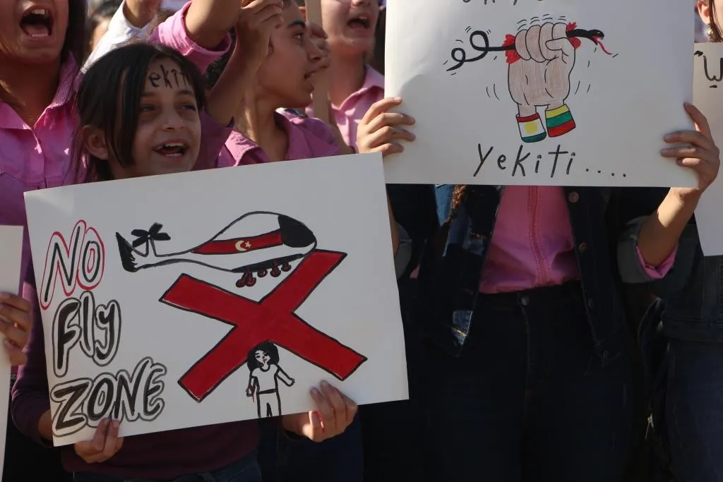 Xwendekarên Qamişlo, şêniyên Til Hemîsê û rûspiyên Ereb li dijî dagirkeriyê meşiyan