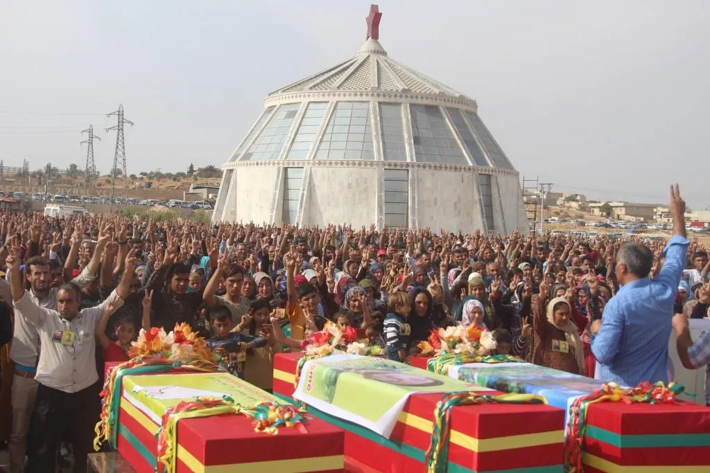 Şêniyên Kobanê 3 şehîdên Berxwedana Rûmetê oxir kirin
