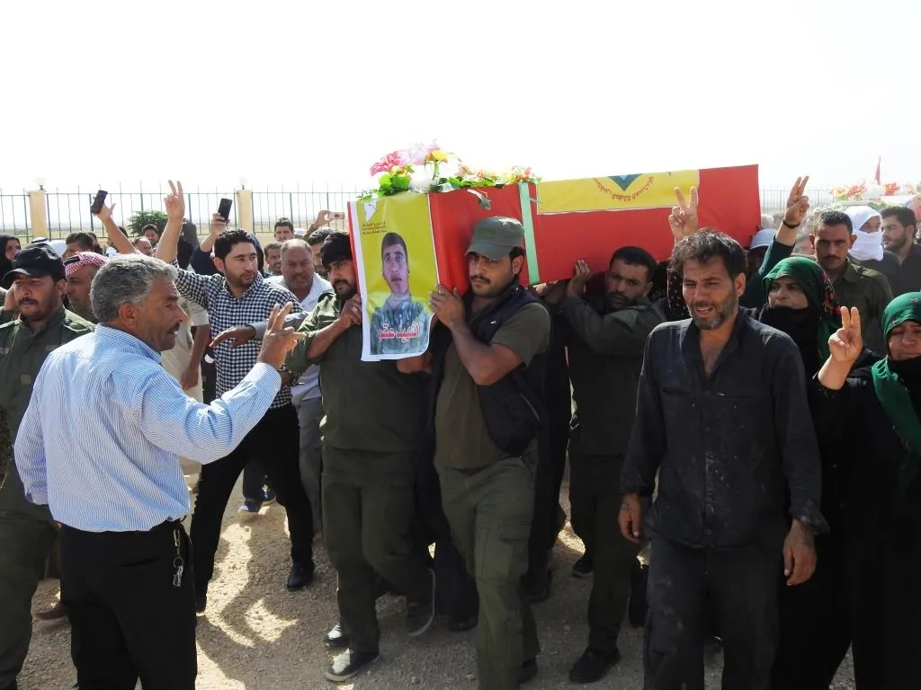 Şêniyên Reqayê 3 şehîdên Berxwedana Rûmetê oxir kirin