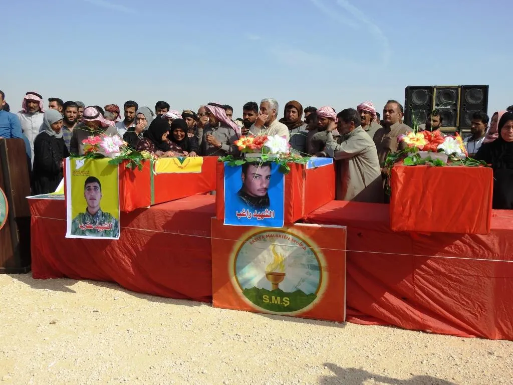 Şêniyên Reqayê 3 şehîdên Berxwedana Rûmetê oxir kirin