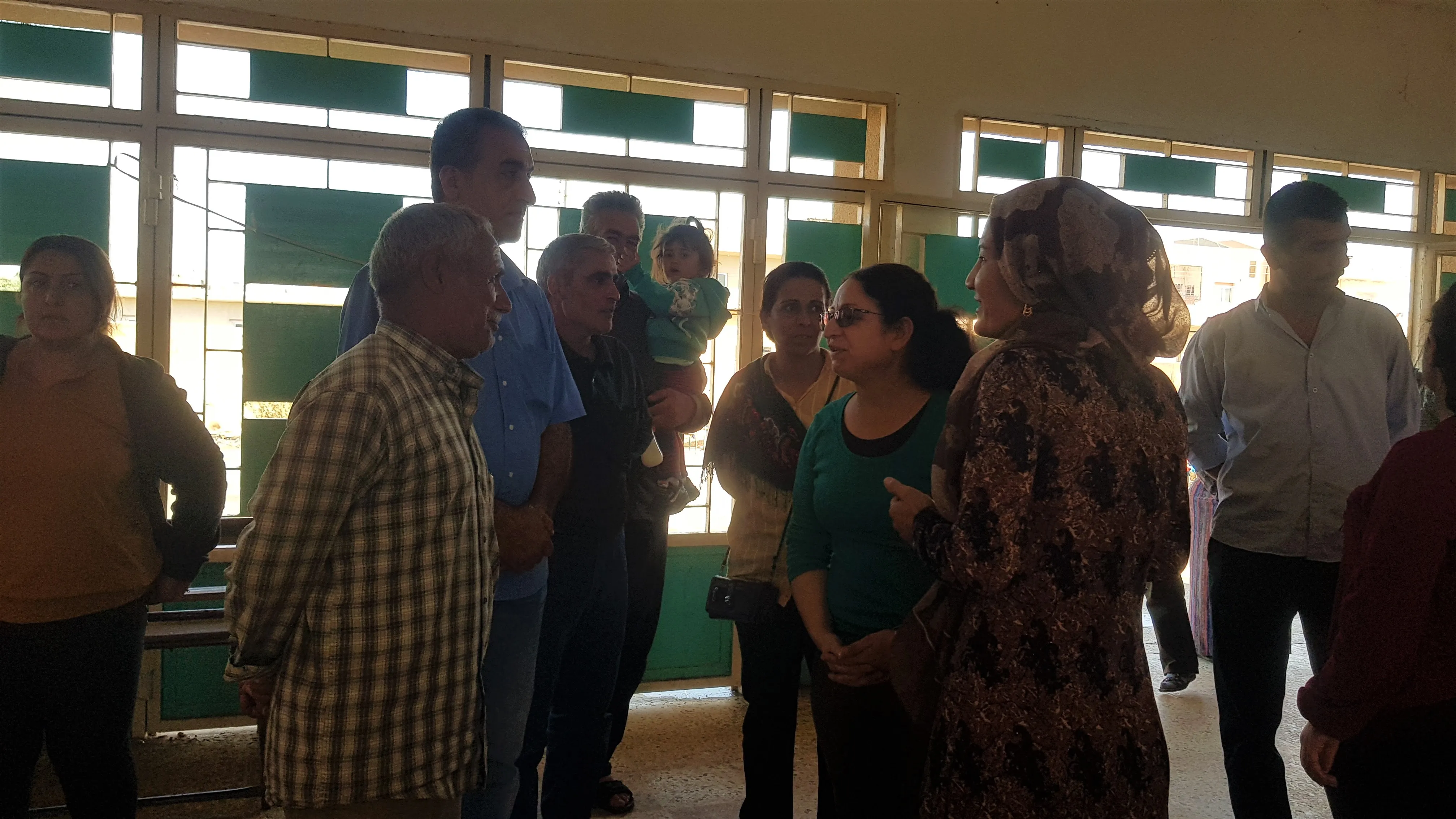Şandeyên Rêveberiya Xweser û PYD`ê serdana birîndar û koçberan kir