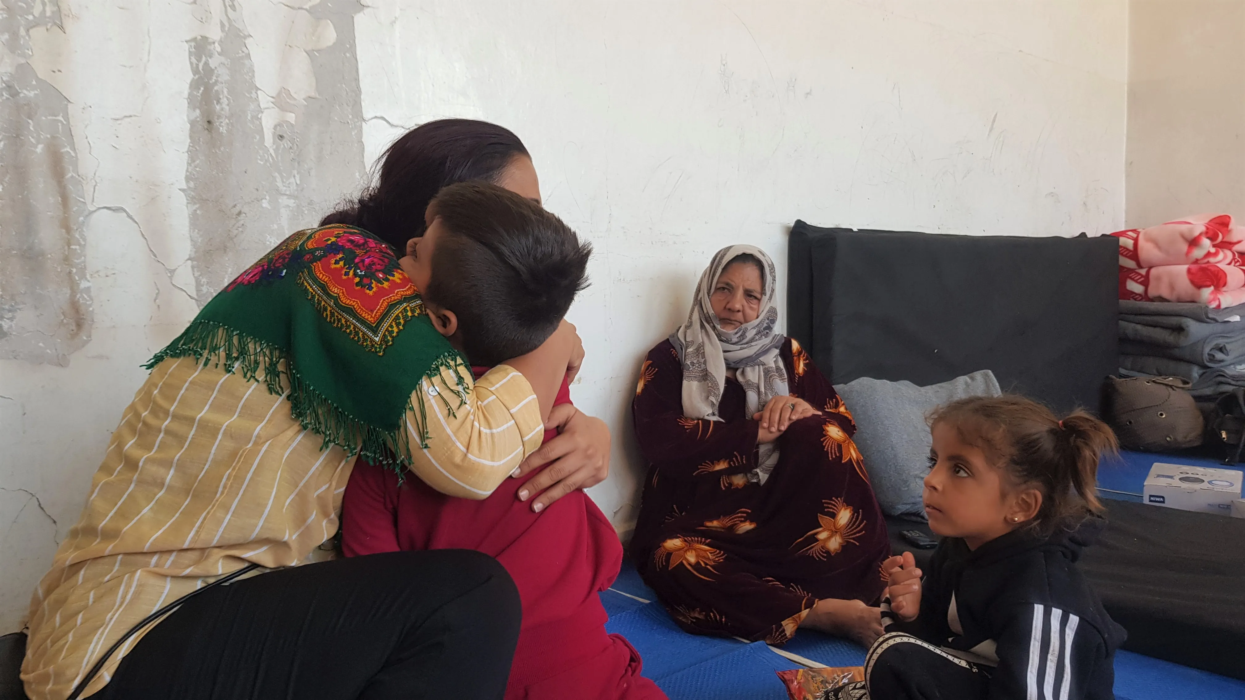 Şandeyên Rêveberiya Xweser û PYD`ê serdana birîndar û koçberan kir