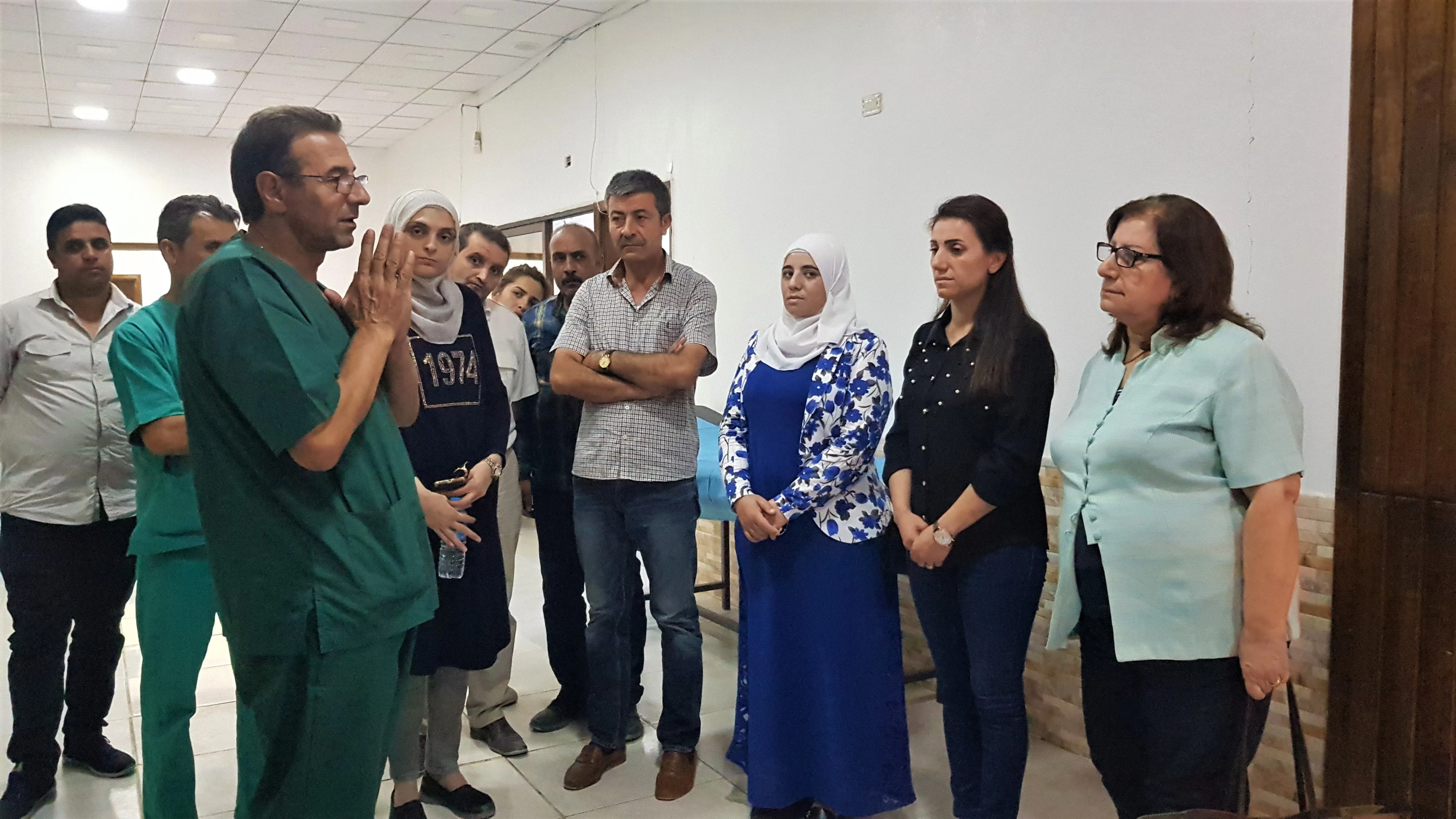 Şandeyên Rêveberiya Xweser û PYD`ê serdana birîndar û koçberan kir