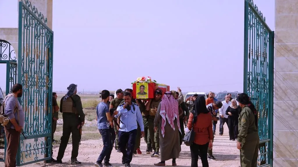 Cenazeyê şehîdê Berxwedana Rûmetê Ebdulkerîm li Reqayê hate veşartin