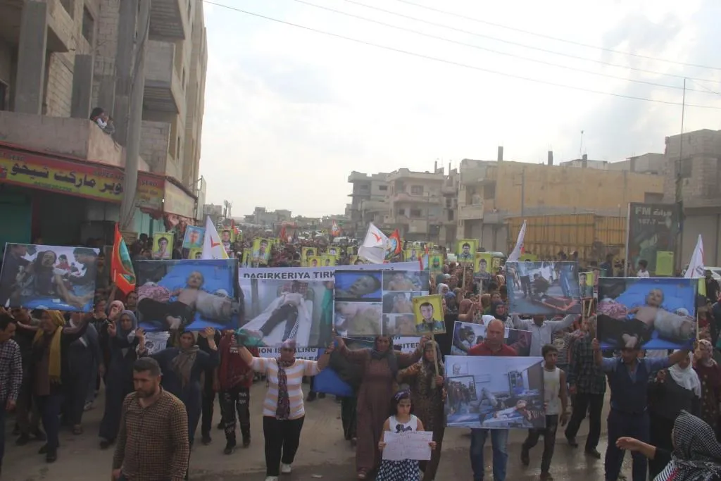 Xelkê Kobanê li dijî sûcên dagirkeriya Tirk meşiyan