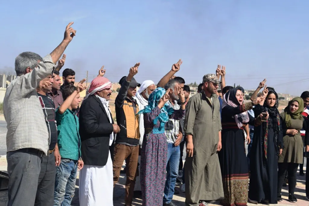 Di bin bombebaranê.. şêniyên Bakur û Rojhilatê Sûriyê desteka berxwedana Girê Spî dikin