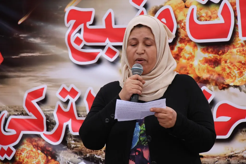 Bi hezaran şêniyên Minbicê li dijî êrîşên dewleta Tirk daketin qadan