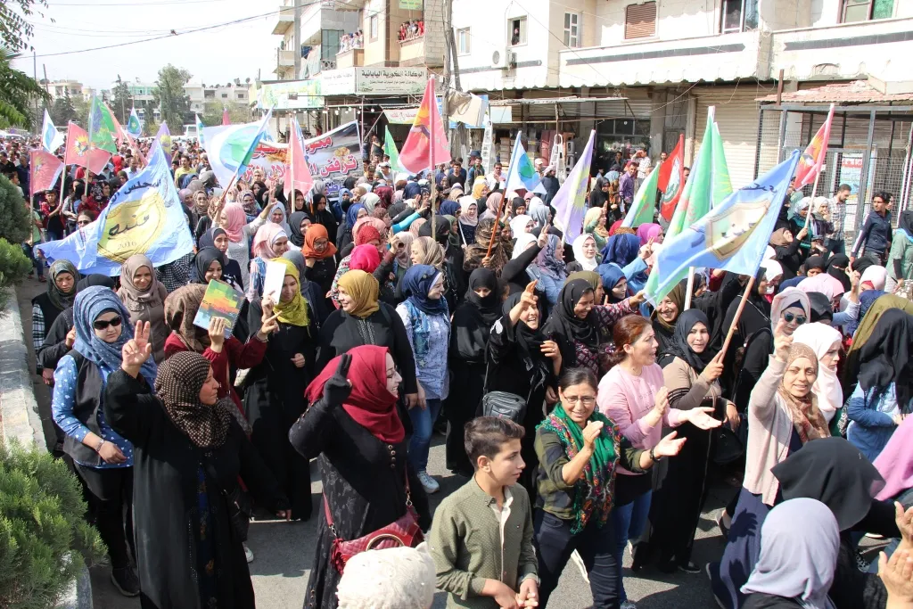 Bi hezaran şêniyên Minbicê li dijî êrîşên dewleta Tirk daketin qadan