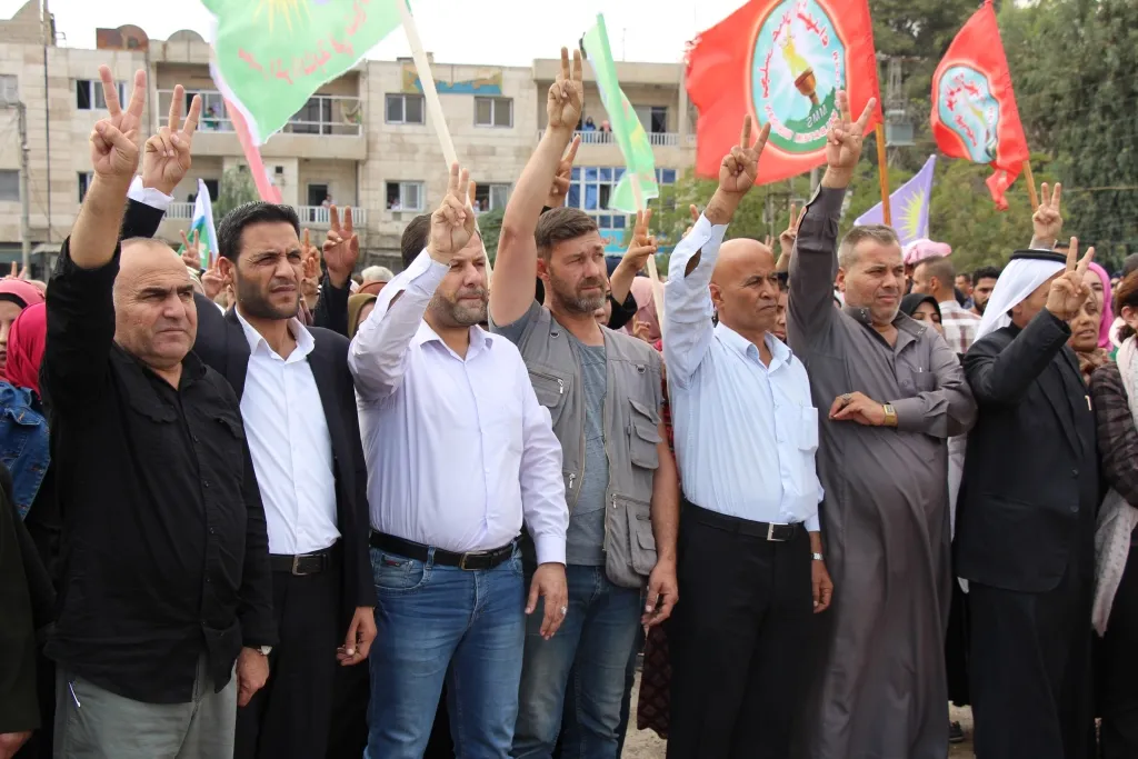 Bi hezaran şêniyên Minbicê li dijî êrîşên dewleta Tirk daketin qadan