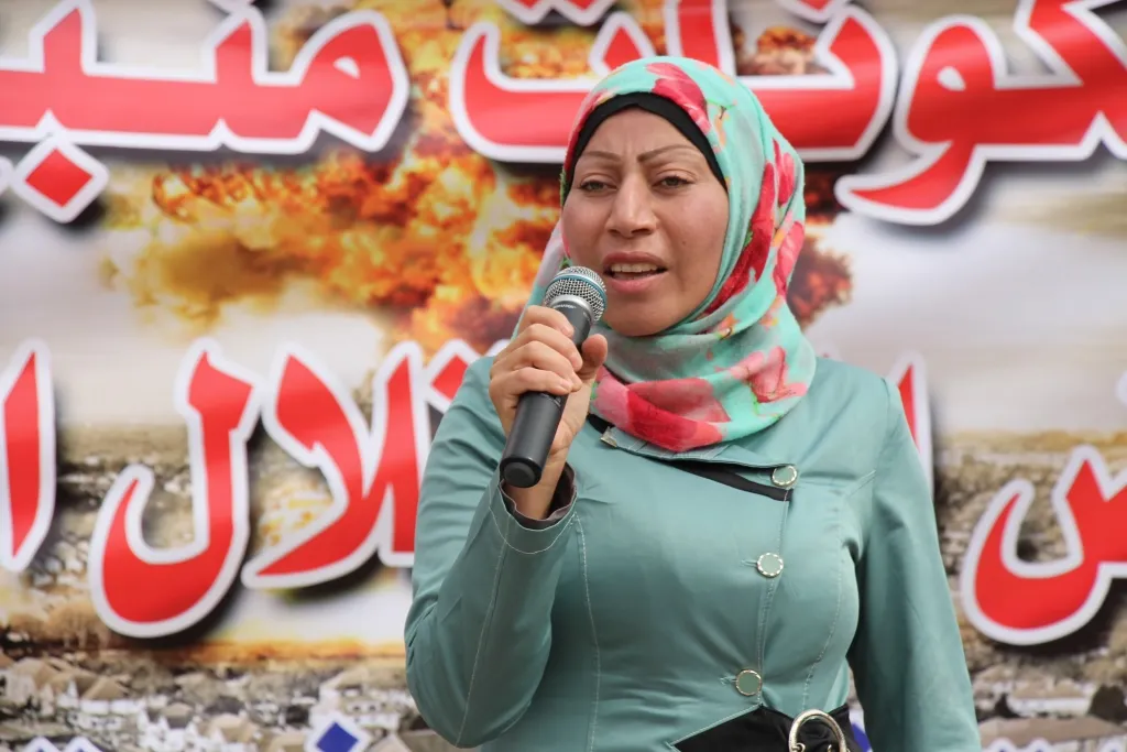 Bi hezaran şêniyên Minbicê li dijî êrîşên dewleta Tirk daketin qadan