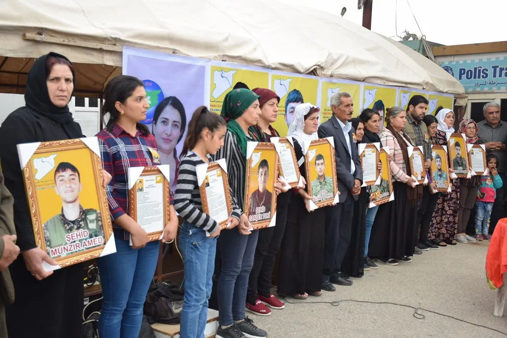Şêniyên Dêrikê sersaxî ji malbatên şehîdên Berxwedana Rûmetê re xwestin