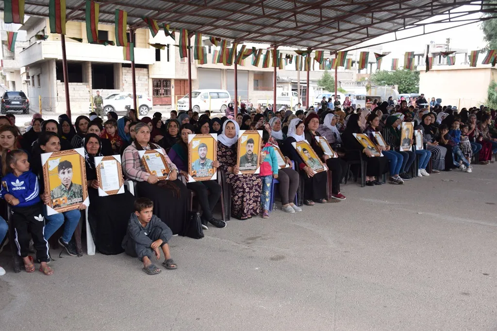 Şêniyên Dêrikê sersaxî ji malbatên şehîdên Berxwedana Rûmetê re xwestin