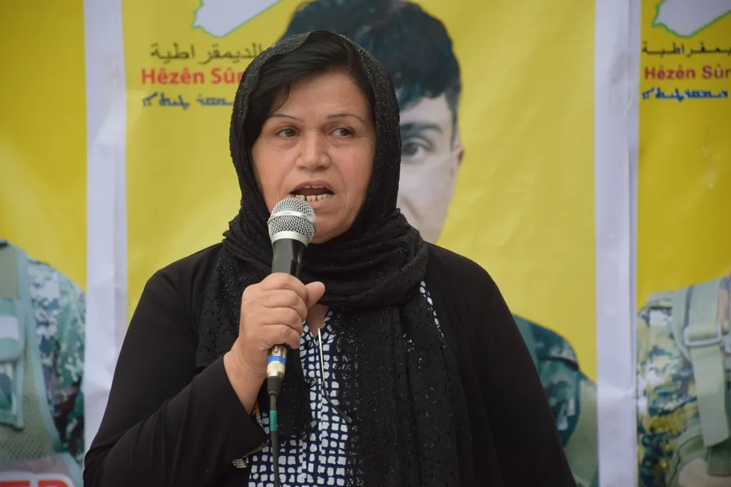 Şêniyên Dêrikê sersaxî ji malbatên şehîdên Berxwedana Rûmetê re xwestin