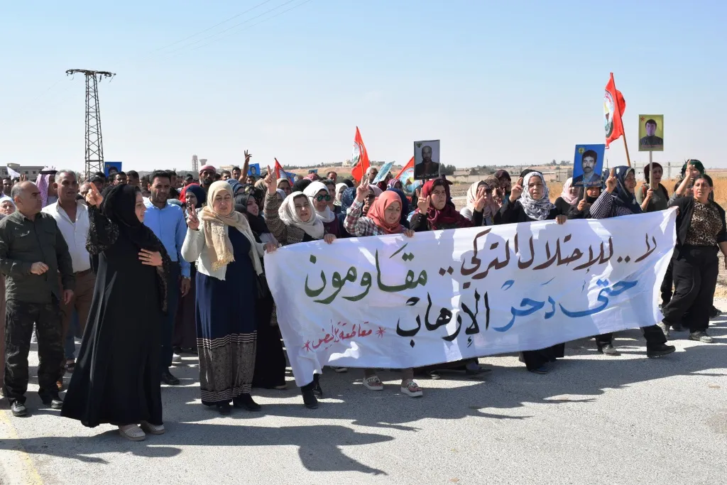 Xelkê Bakur û Rojhilatê Sûriyê li dijî gefên Tirkiyê li Girê Spî bûn