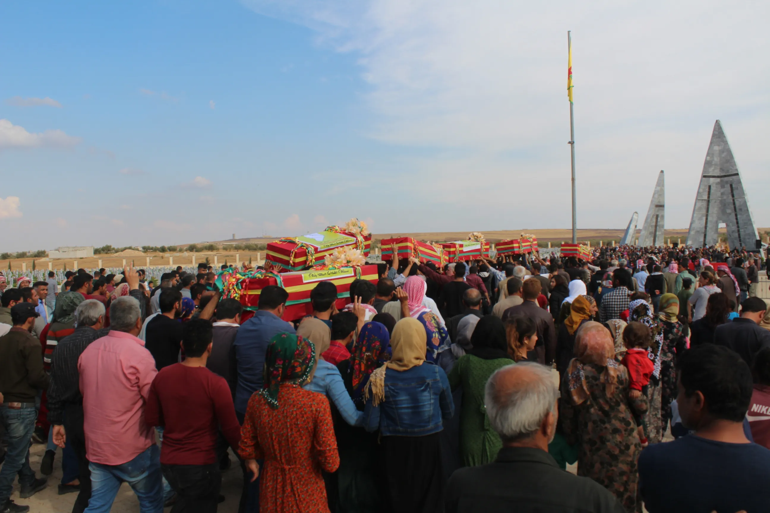Şêniyên Kobanê 7 şehîdên Berxwedana Rûmetê oxir kirin