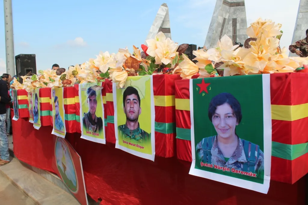 Şêniyên Kobanê 7 şehîdên Berxwedana Rûmetê oxir kirin