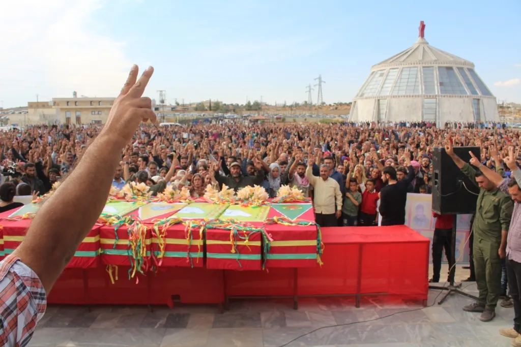 Şêniyên Kobanê 7 şehîdên Berxwedana Rûmetê oxir kirin