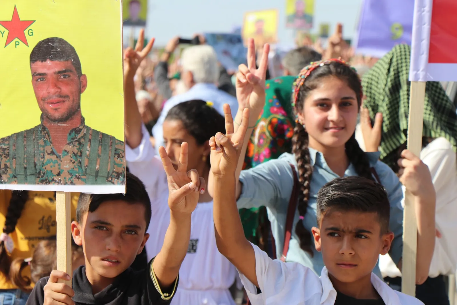 Şêniyên Efrînê berê xwe dan baregeha Rûsya