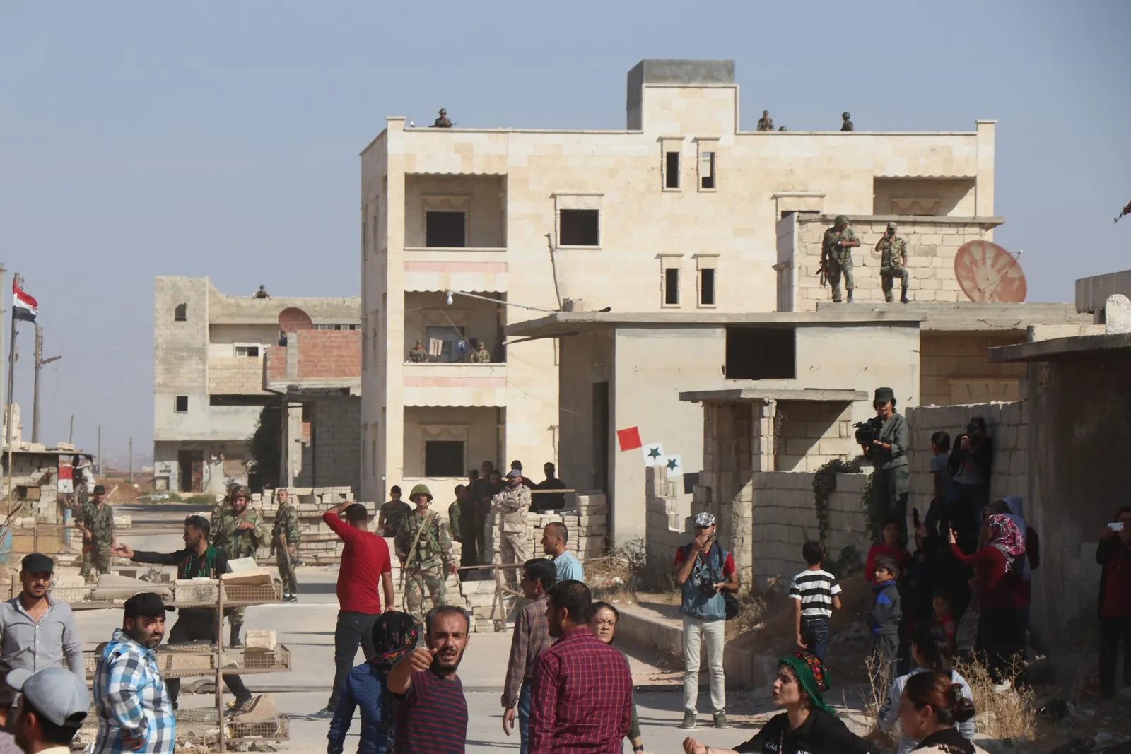 Şêniyên Efrînê berê xwe dan baregeha Rûsya