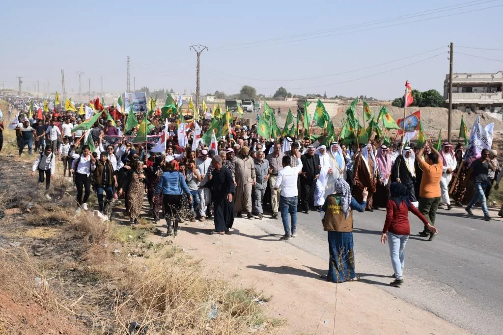 Pêkhateyên kantona Hesekê li dijî gefên Tirkiyê meşiyan