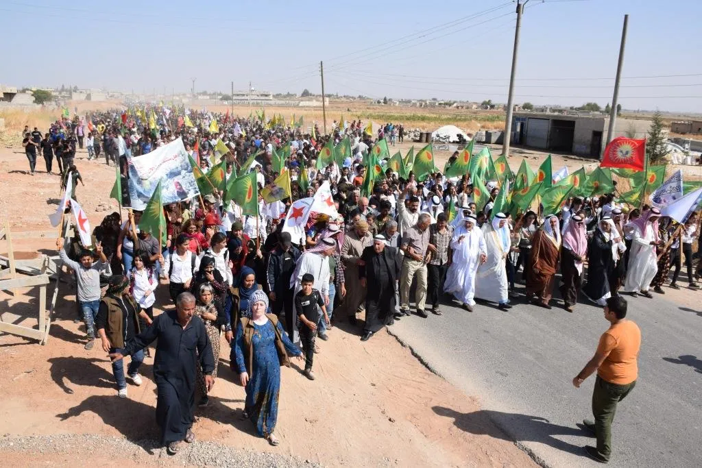 Pêkhateyên kantona Hesekê li dijî gefên Tirkiyê meşiyan