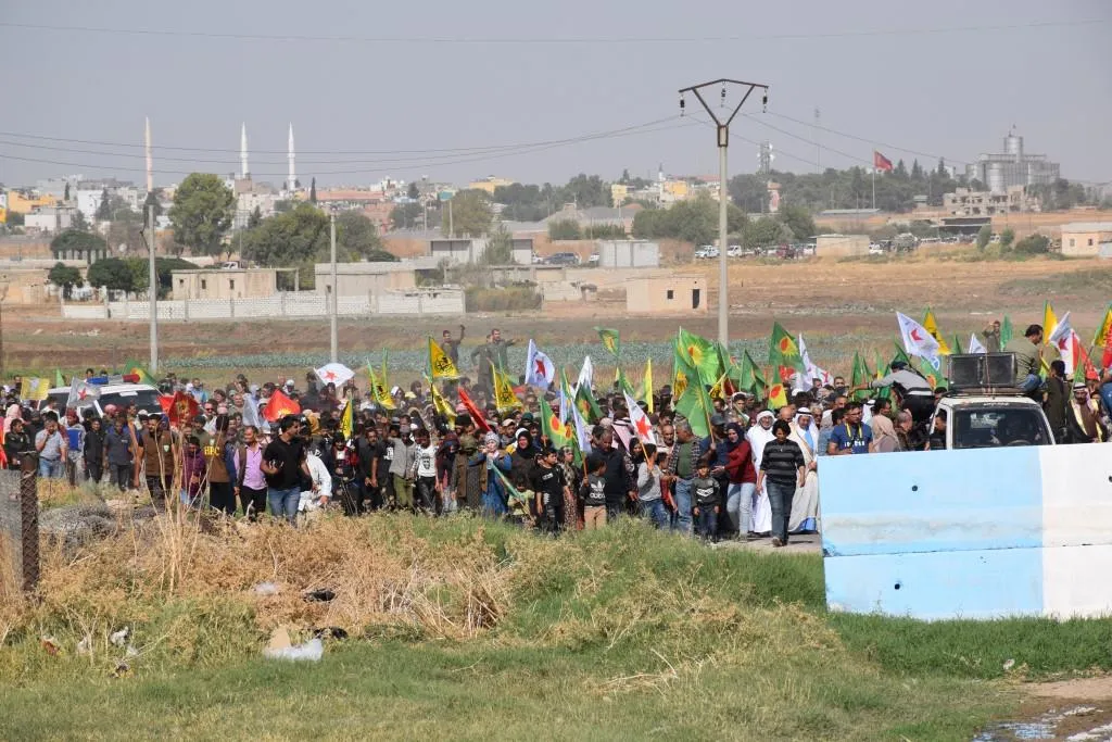 Pêkhateyên kantona Hesekê li dijî gefên Tirkiyê meşiyan