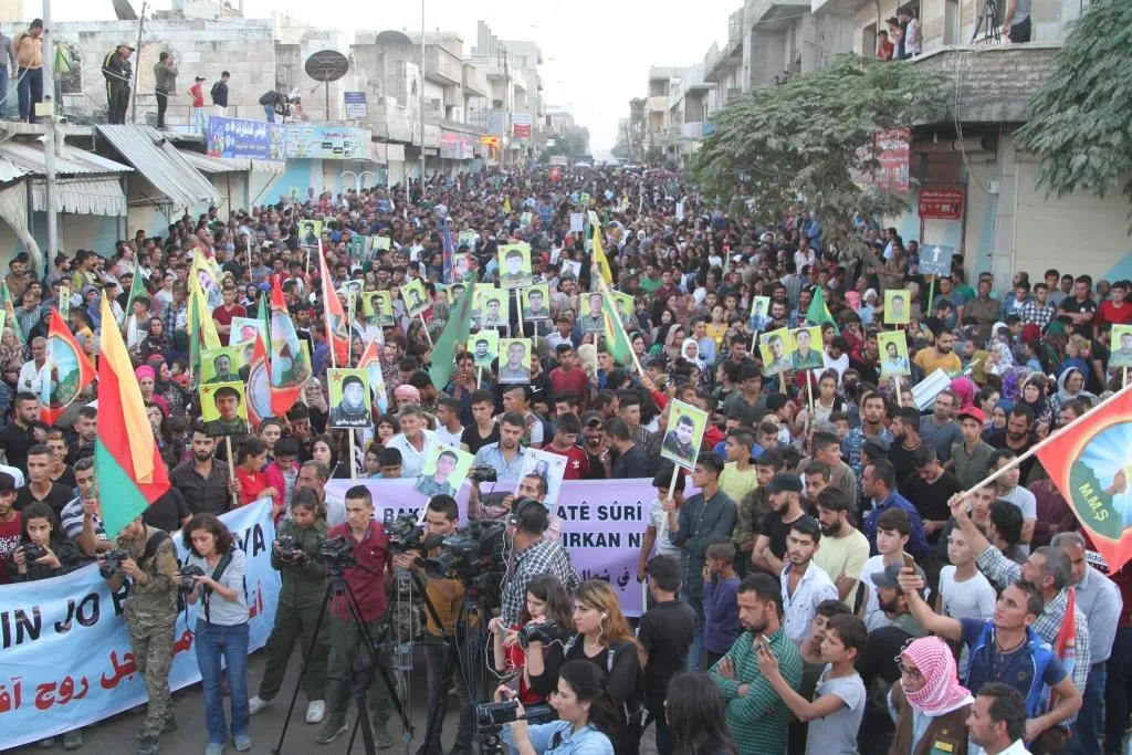 Li Kobanê jî bi hezaran kes daketin qadan