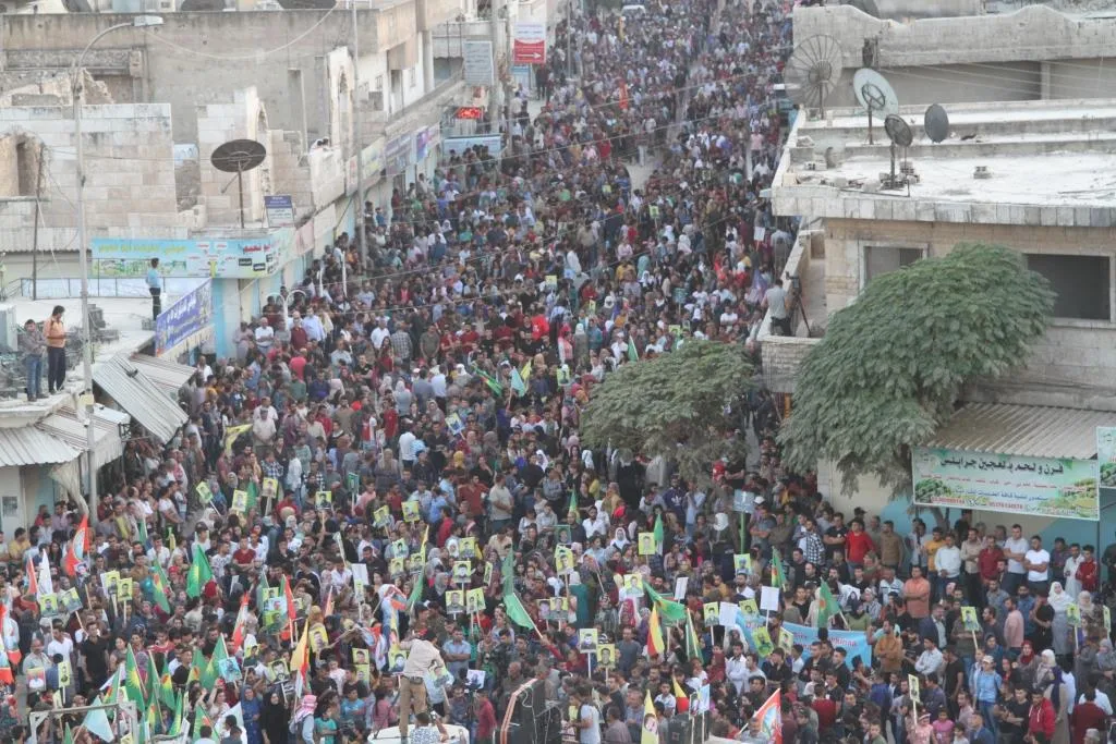 Li Kobanê jî bi hezaran kes daketin qadan