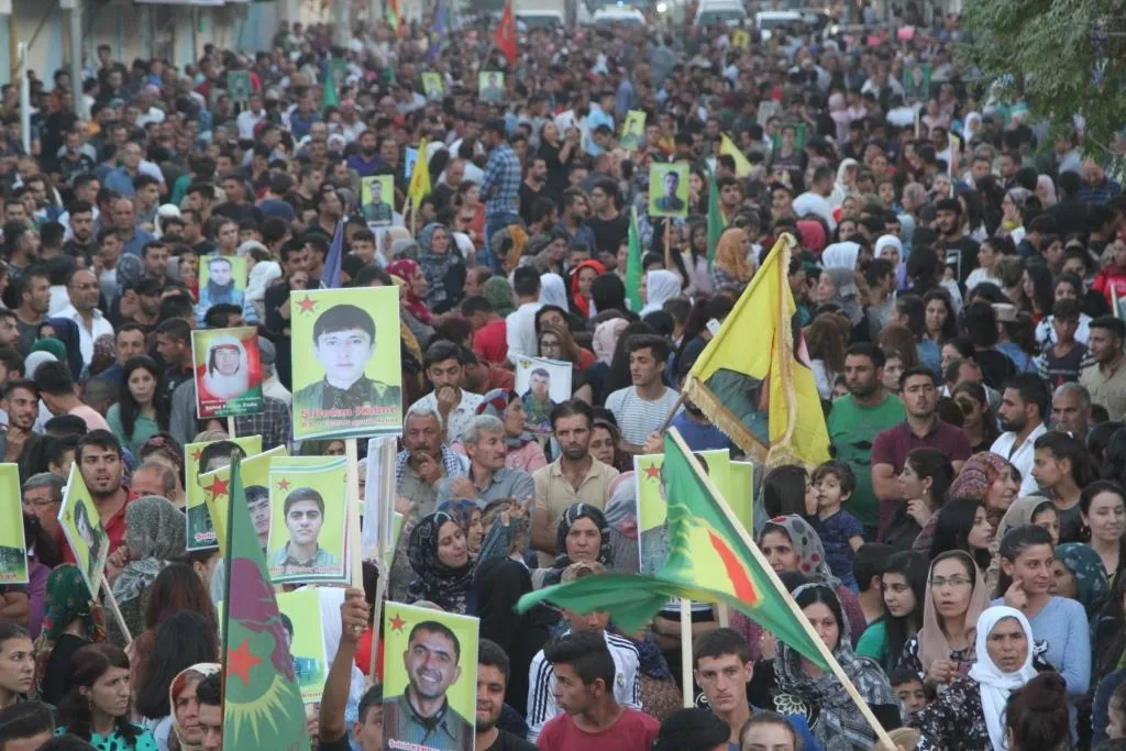 Li Kobanê jî bi hezaran kes daketin qadan