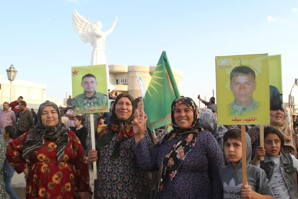 Li Kobanê jî bi hezaran kes daketin qadan
