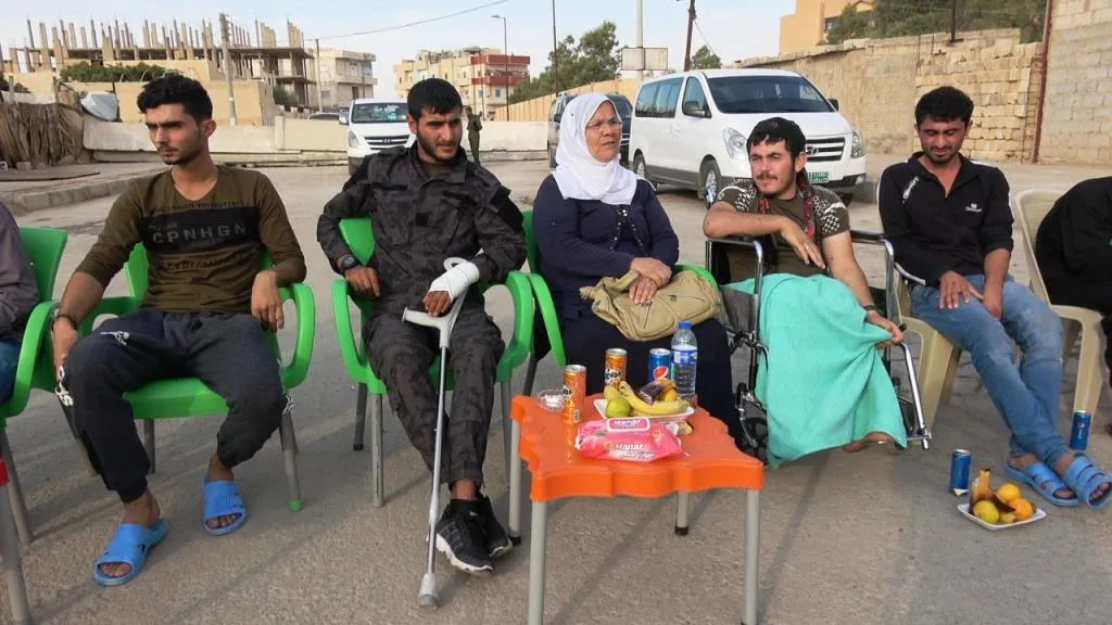 Şêxên êlên Tebqayê serdana birîndarên QSD`ê kirin