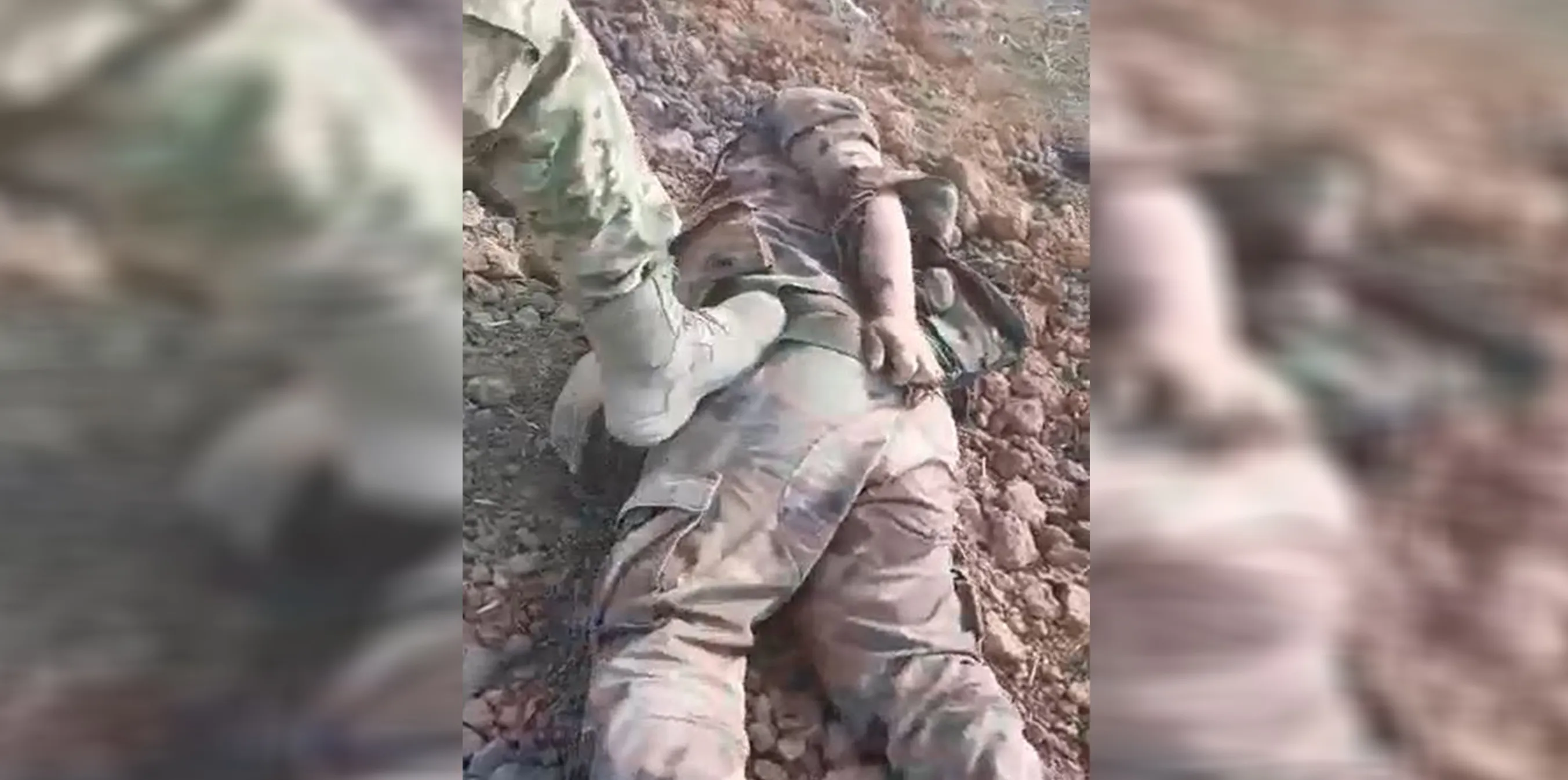 Çeteyek bi pehînan li laşê kuştiyekî rejîmê dide